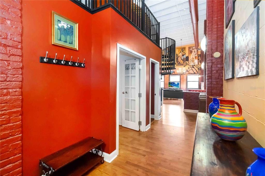 For Rent: $2,800 (1 beds, 1 baths, 1350 Square Feet)