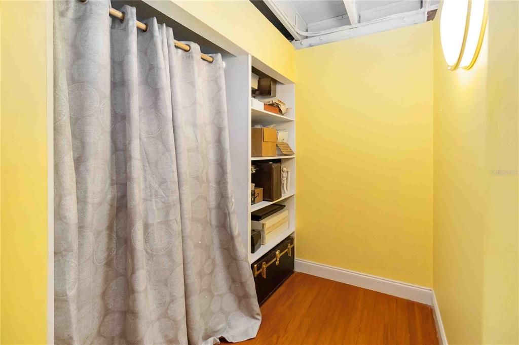 For Rent: $2,800 (1 beds, 1 baths, 1350 Square Feet)