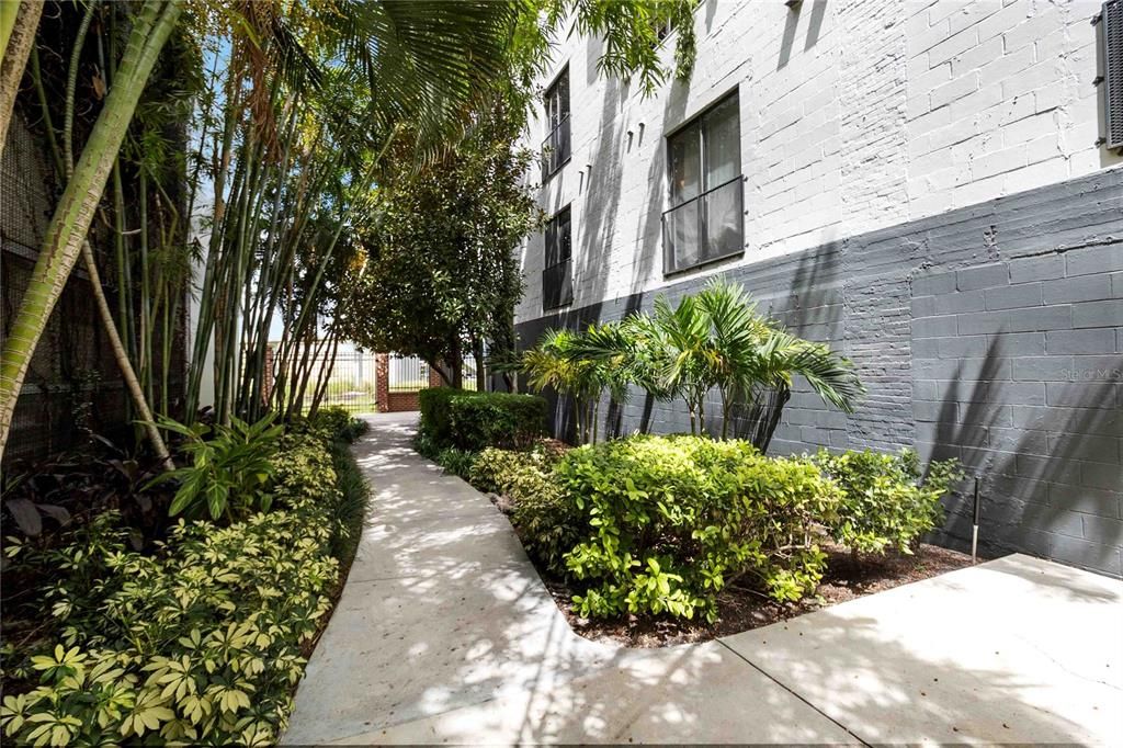 For Rent: $2,800 (1 beds, 1 baths, 1350 Square Feet)