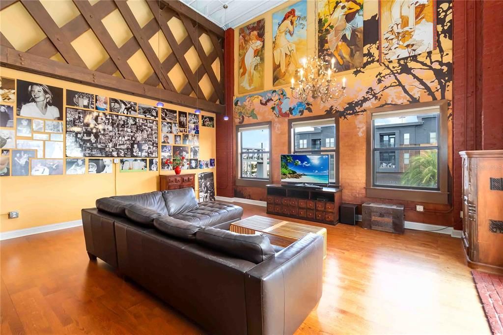 For Rent: $2,800 (1 beds, 1 baths, 1350 Square Feet)