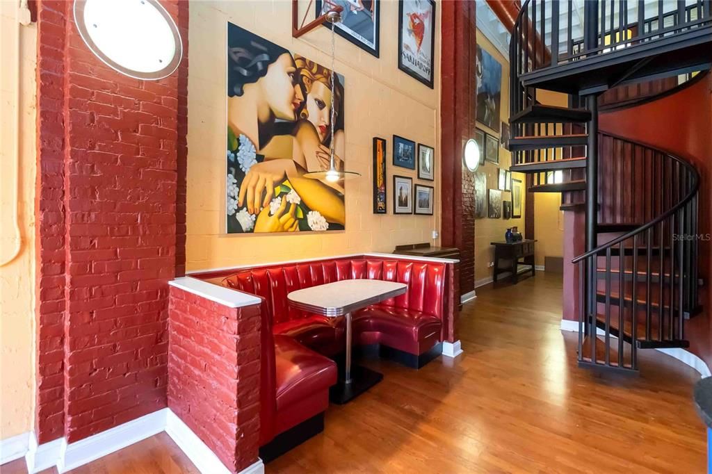 For Rent: $2,800 (1 beds, 1 baths, 1350 Square Feet)