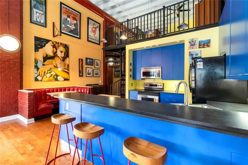 For Rent: $2,800 (1 beds, 1 baths, 1350 Square Feet)