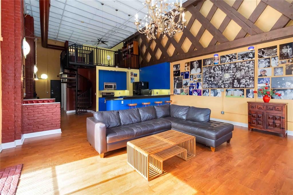 For Rent: $2,800 (1 beds, 1 baths, 1350 Square Feet)