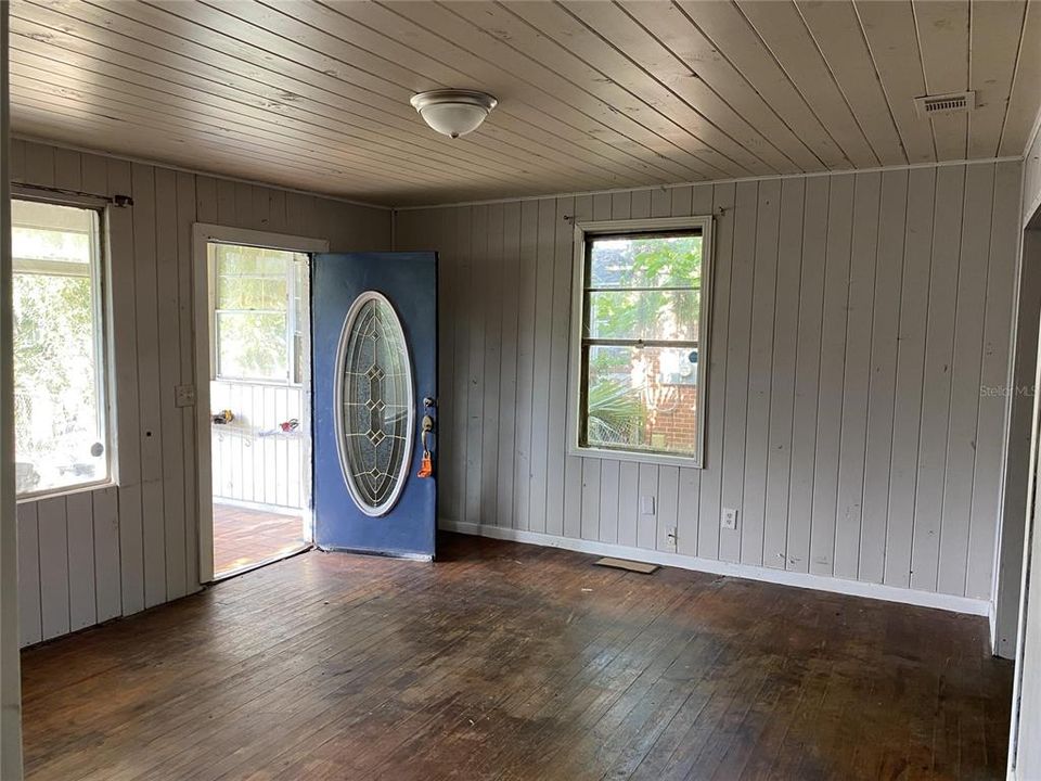 For Rent: $950 (3 beds, 2 baths, 1258 Square Feet)