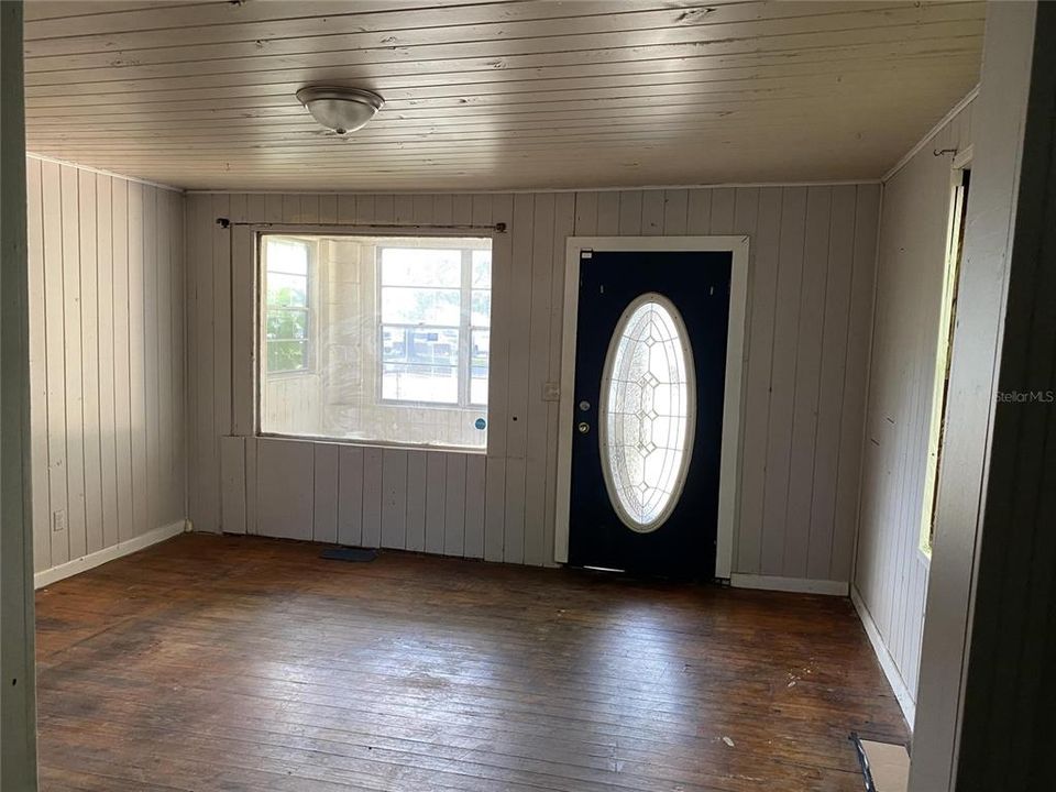 For Rent: $950 (3 beds, 2 baths, 1258 Square Feet)