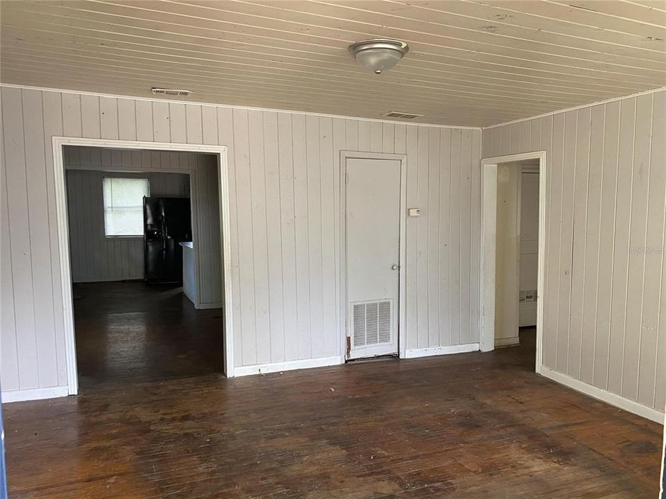 For Rent: $950 (3 beds, 2 baths, 1258 Square Feet)