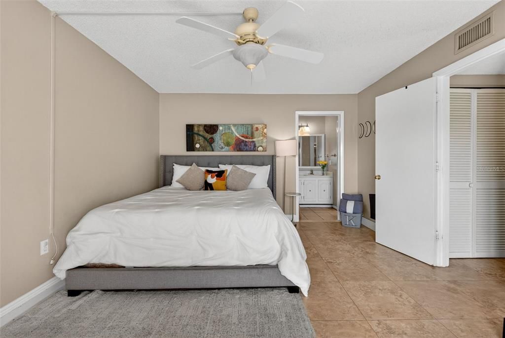 На продажу: $209,990 (2 спален, 2 ванн, 1252 Квадратных фут)