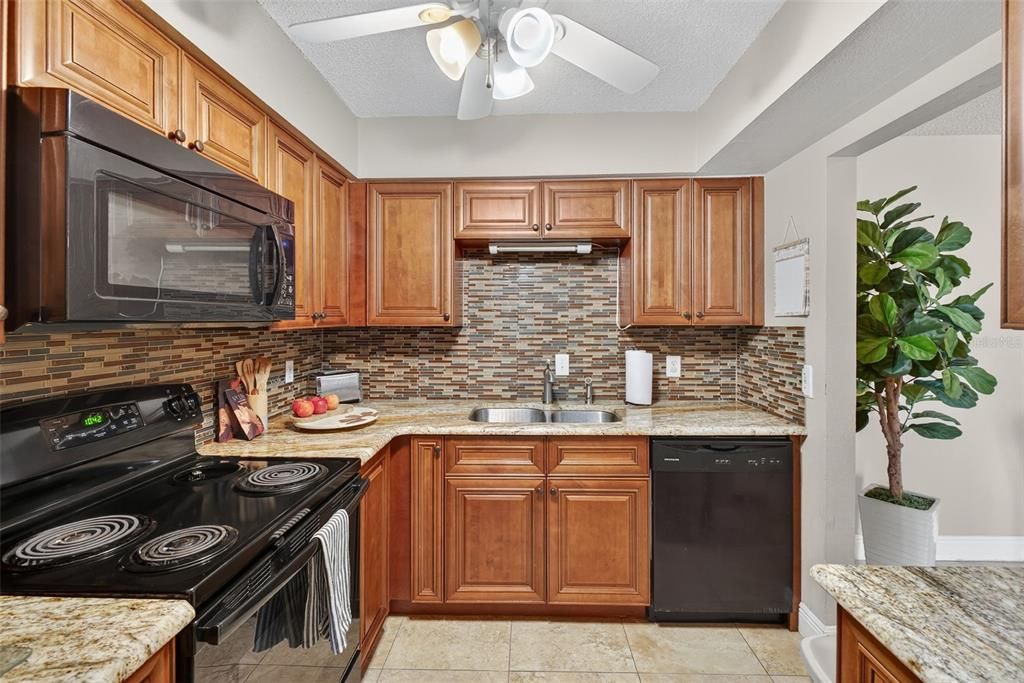 На продажу: $209,990 (2 спален, 2 ванн, 1252 Квадратных фут)