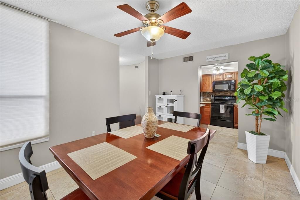 На продажу: $209,990 (2 спален, 2 ванн, 1252 Квадратных фут)