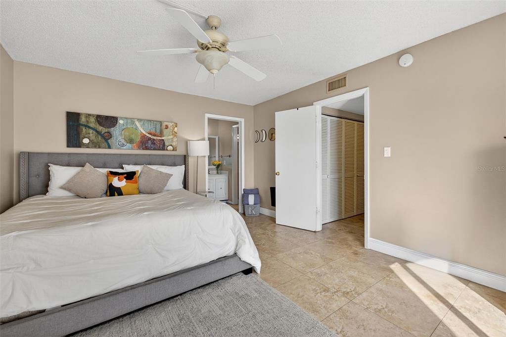 На продажу: $209,990 (2 спален, 2 ванн, 1252 Квадратных фут)