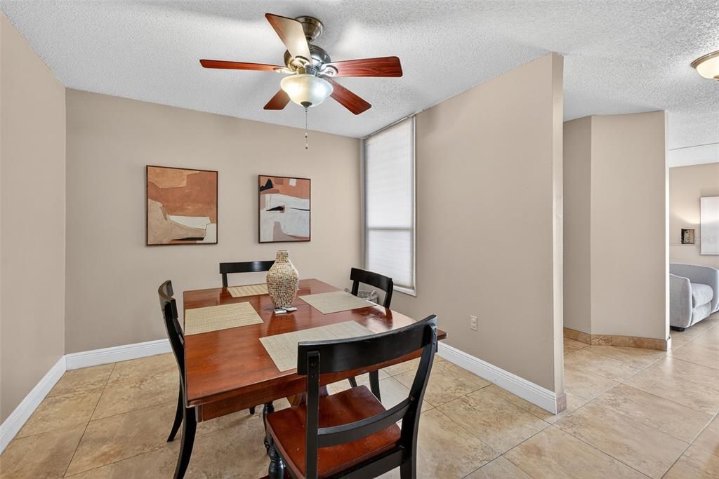 На продажу: $209,990 (2 спален, 2 ванн, 1252 Квадратных фут)