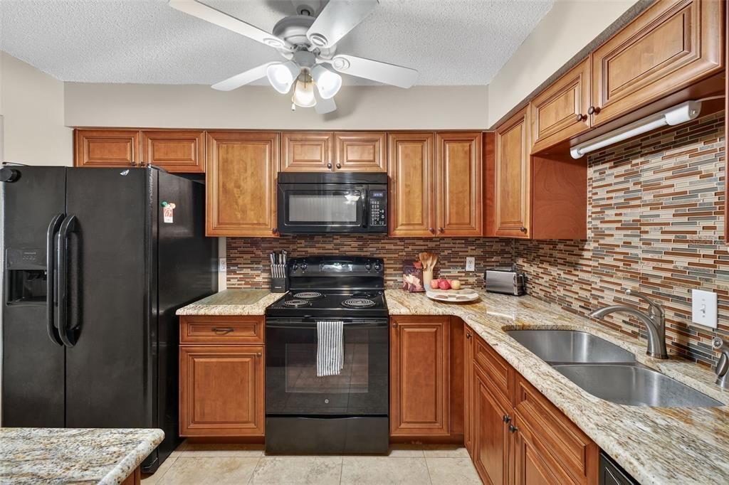 На продажу: $209,990 (2 спален, 2 ванн, 1252 Квадратных фут)