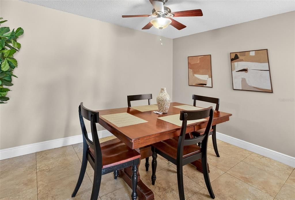 На продажу: $209,990 (2 спален, 2 ванн, 1252 Квадратных фут)