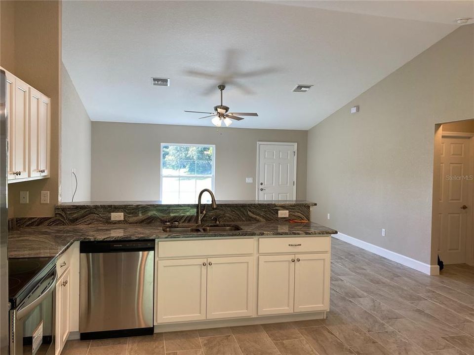 For Rent: $1,595 (3 beds, 2 baths, 1332 Square Feet)