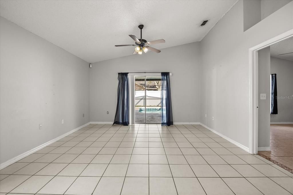 待售: $300,000 (3 贝兹, 2 浴室, 1208 平方英尺)