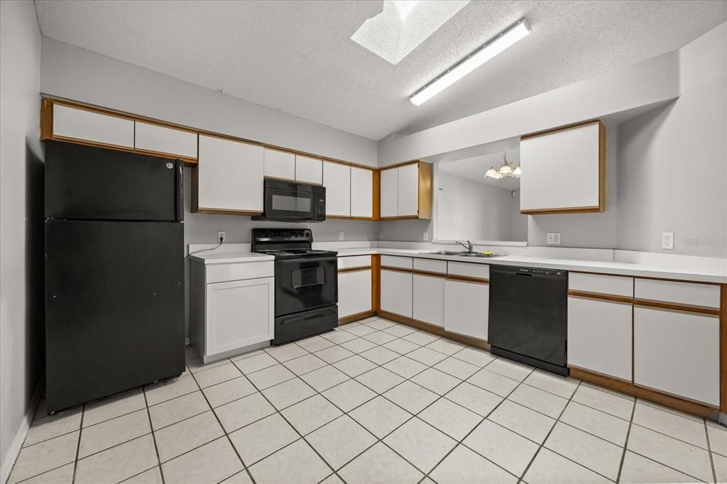 待售: $300,000 (3 贝兹, 2 浴室, 1208 平方英尺)