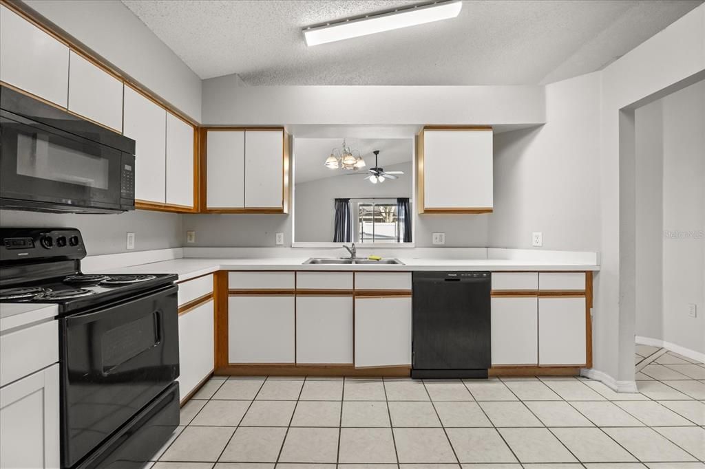 待售: $300,000 (3 贝兹, 2 浴室, 1208 平方英尺)