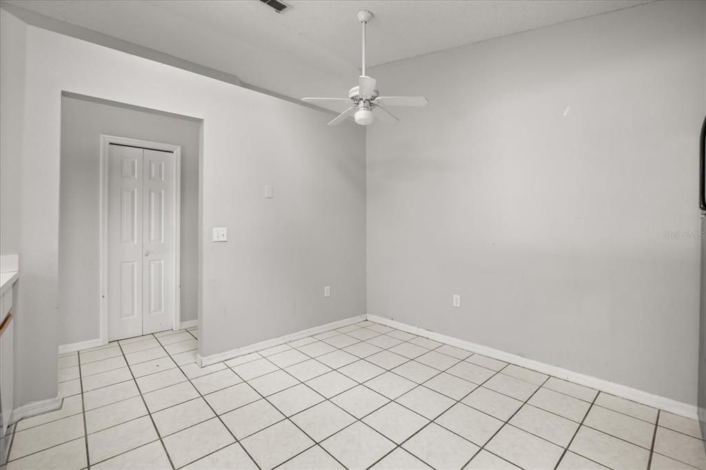 待售: $300,000 (3 贝兹, 2 浴室, 1208 平方英尺)