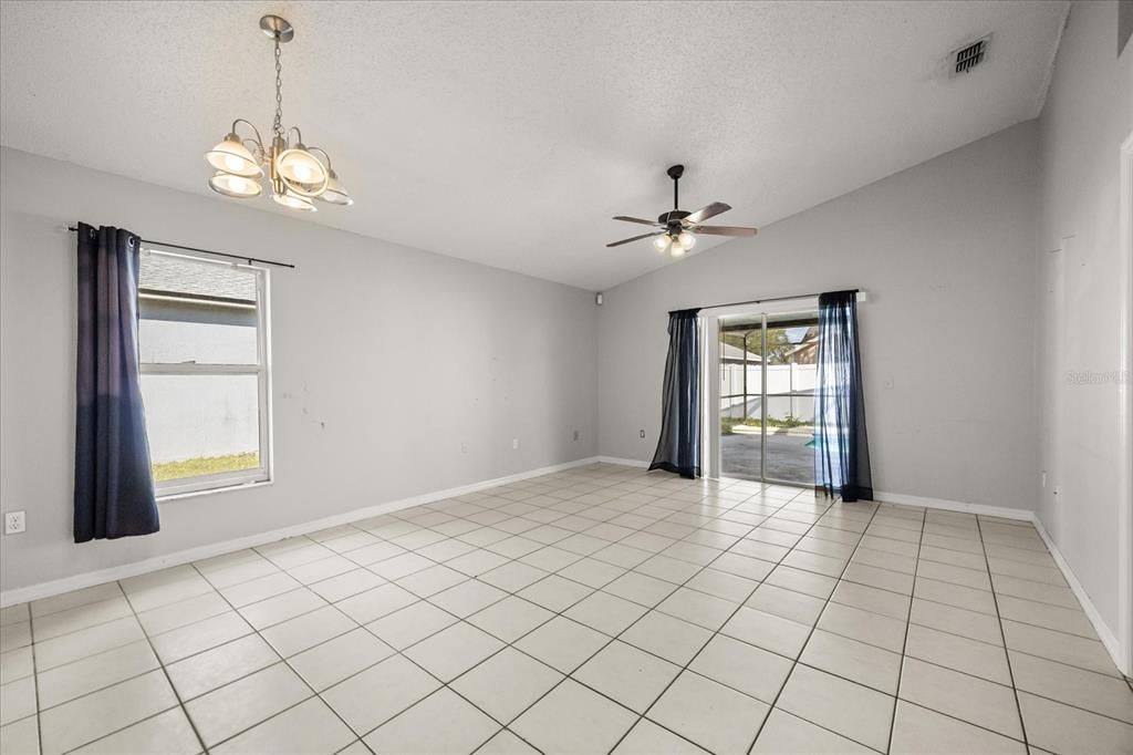 待售: $300,000 (3 贝兹, 2 浴室, 1208 平方英尺)