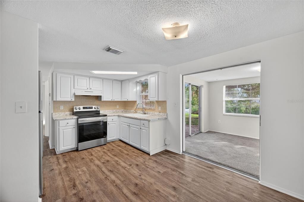 For Sale: $224,800 (2 beds, 2 baths, 932 Square Feet)