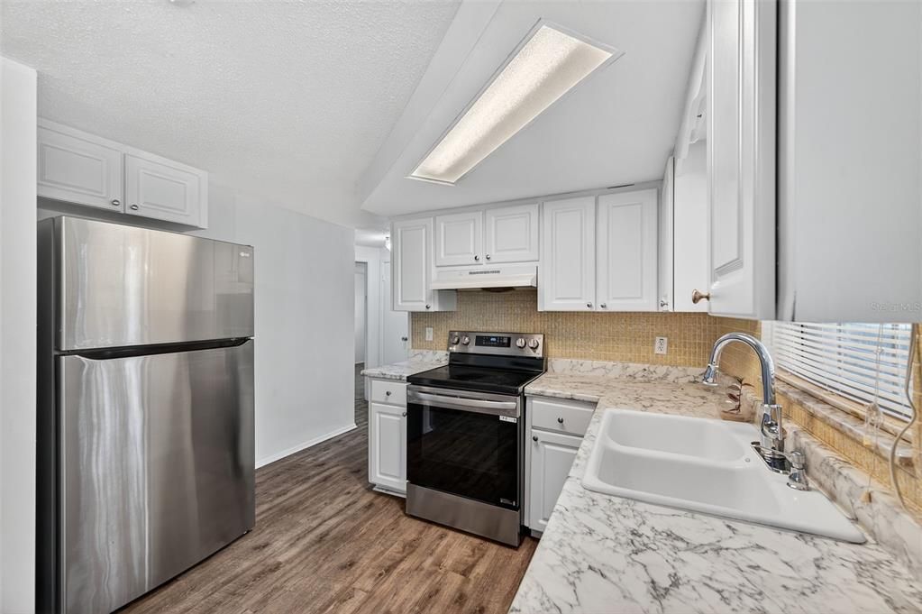 For Sale: $224,800 (2 beds, 2 baths, 932 Square Feet)