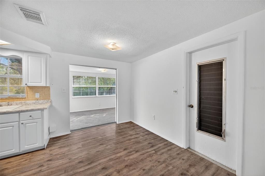 For Sale: $224,800 (2 beds, 2 baths, 932 Square Feet)