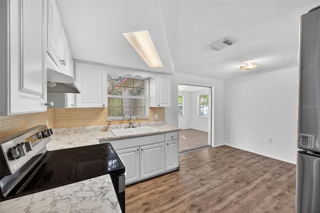 For Sale: $224,800 (2 beds, 2 baths, 932 Square Feet)