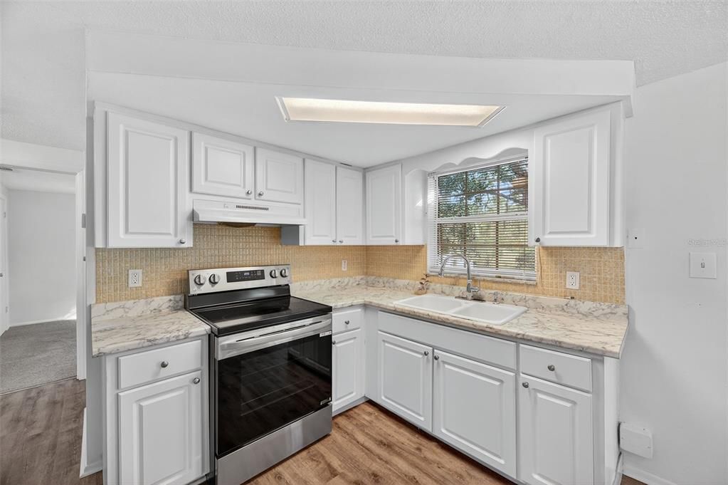 For Sale: $224,800 (2 beds, 2 baths, 932 Square Feet)