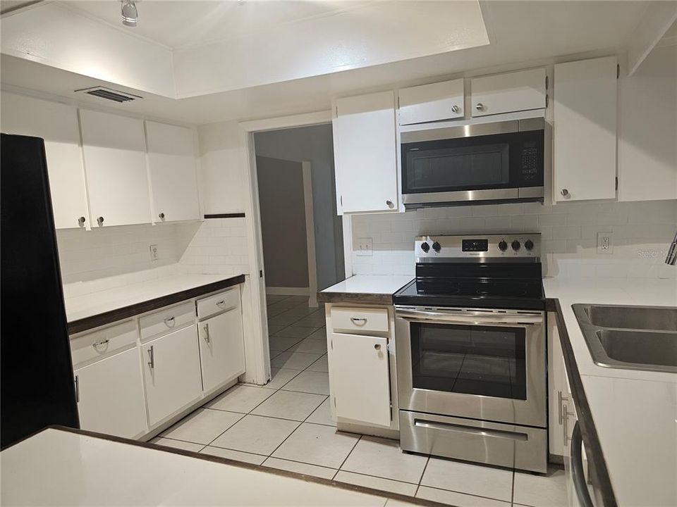 Active With Contract: $429,900 (3 beds, 2 baths, 1760 Square Feet)