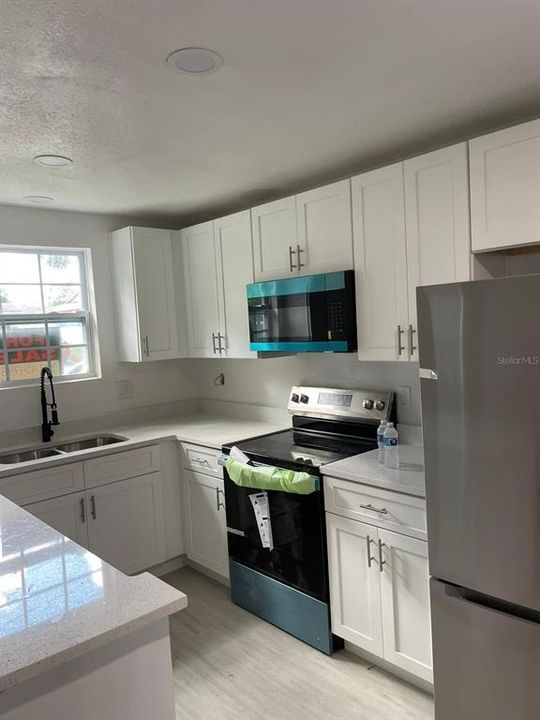 For Sale: $215,000 (2 beds, 1 baths, 816 Square Feet)