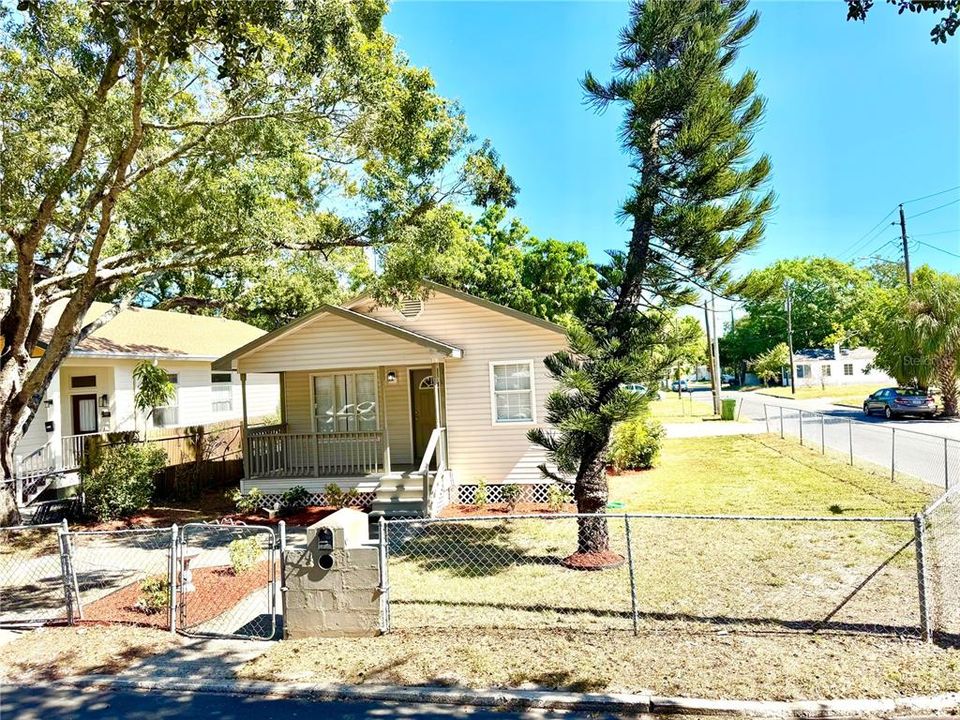 For Sale: $259,900 (3 beds, 2 baths, 1048 Square Feet)