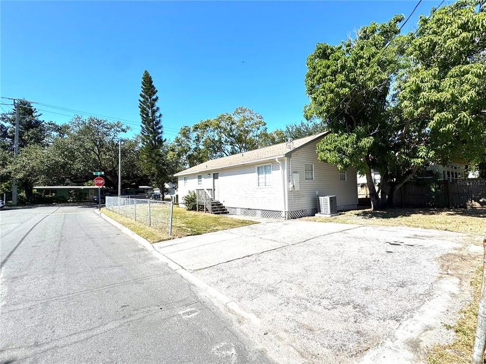 For Sale: $259,900 (3 beds, 2 baths, 1048 Square Feet)