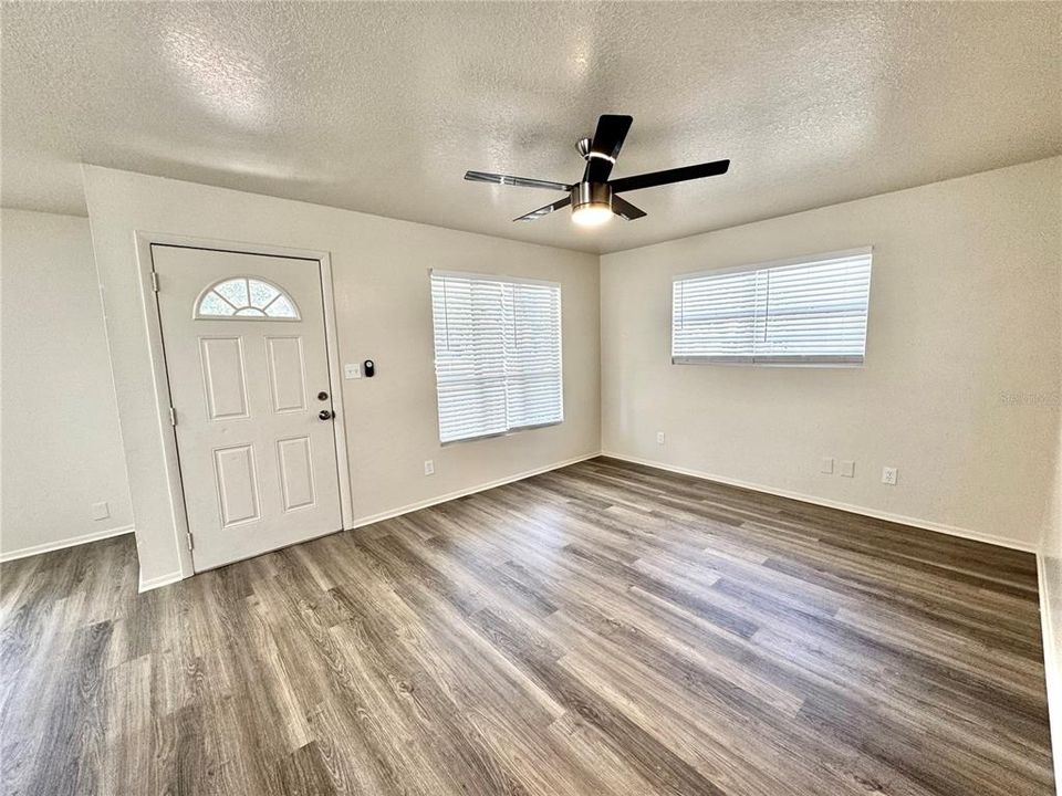 For Sale: $259,900 (3 beds, 2 baths, 1048 Square Feet)