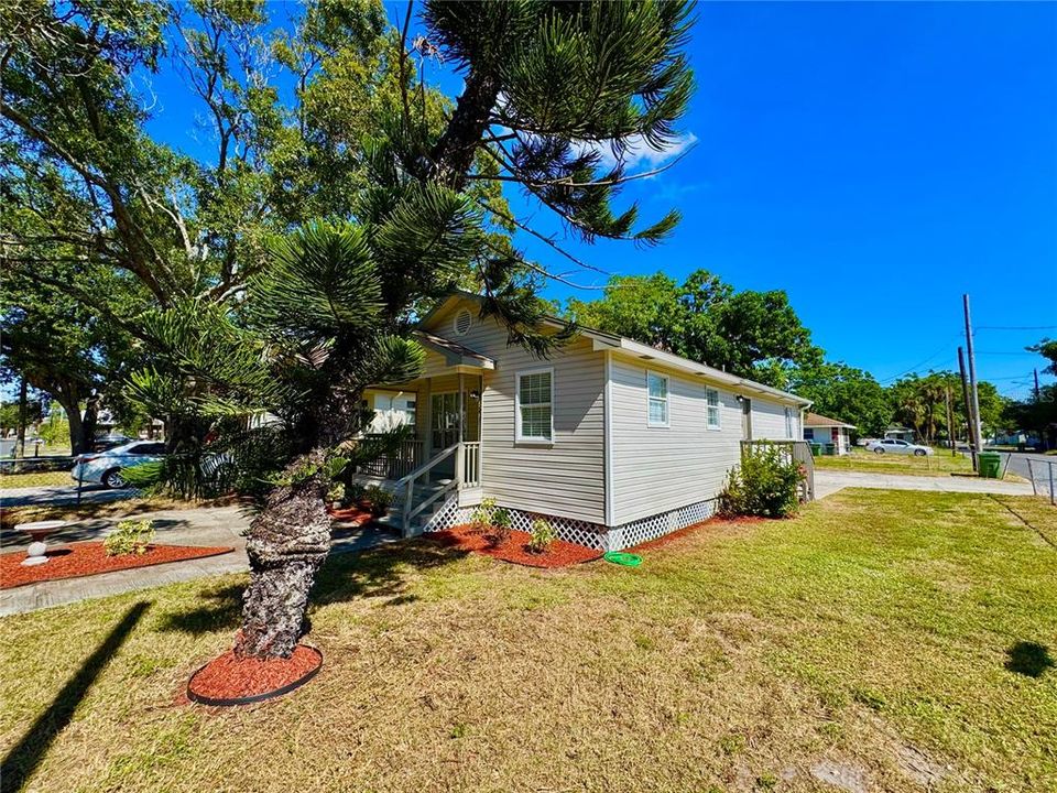 For Sale: $259,900 (3 beds, 2 baths, 1048 Square Feet)