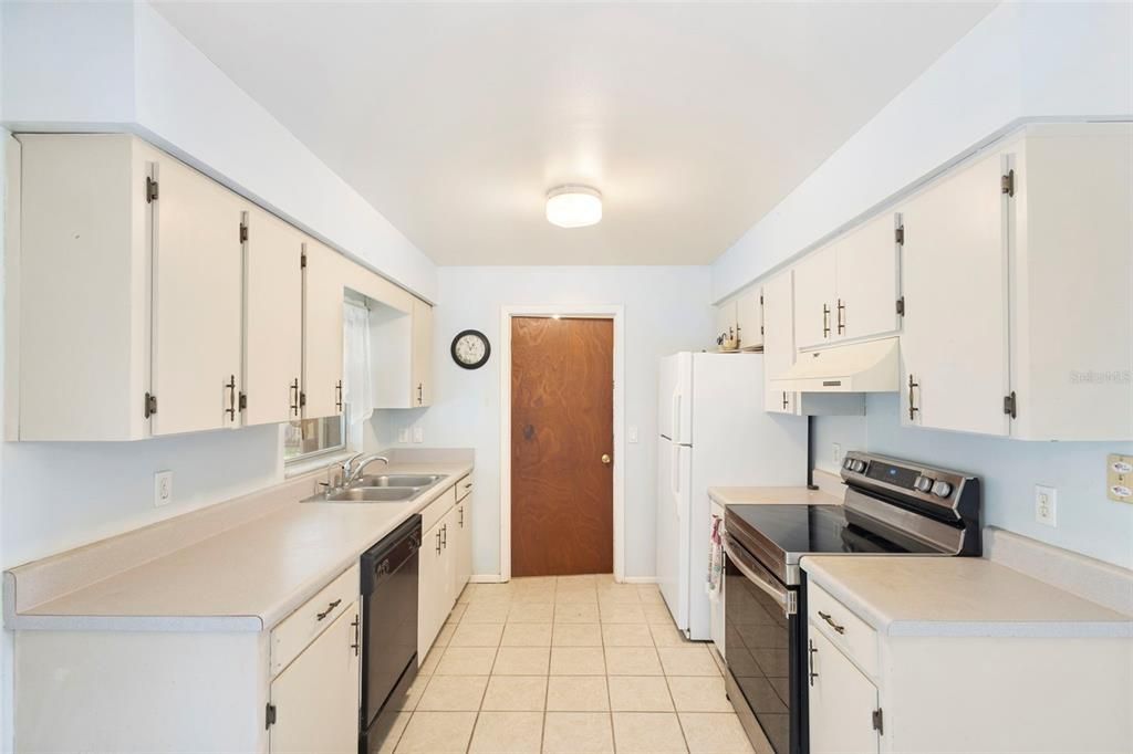 Под контрактом: $220,000 (3 спален, 2 ванн, 1134 Квадратных фут)