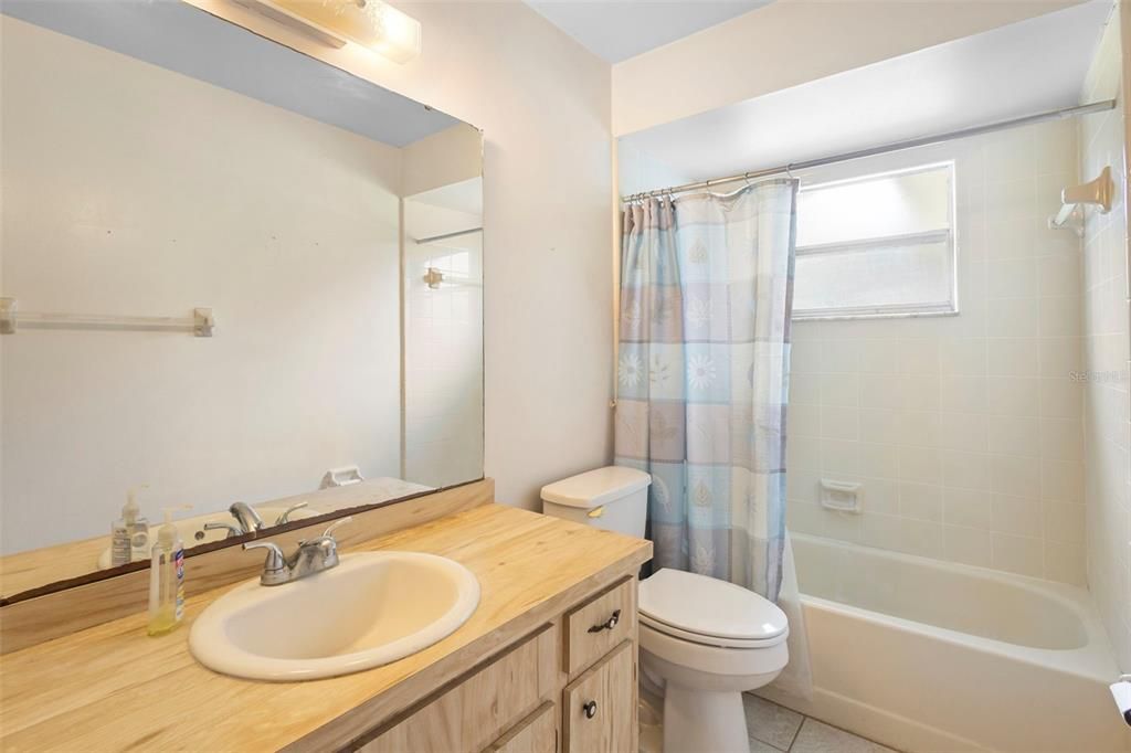 Под контрактом: $220,000 (3 спален, 2 ванн, 1134 Квадратных фут)