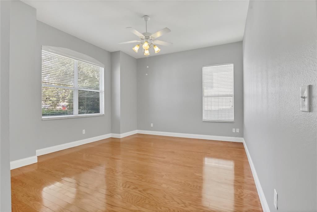 合同活跃: $419,900 (4 贝兹, 2 浴室, 2304 平方英尺)