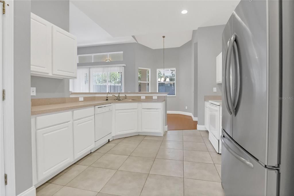 合同活跃: $419,900 (4 贝兹, 2 浴室, 2304 平方英尺)