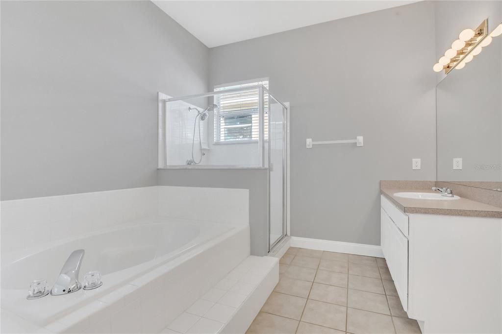 合同活跃: $419,900 (4 贝兹, 2 浴室, 2304 平方英尺)