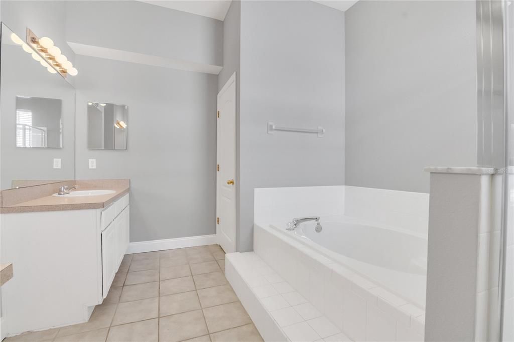 合同活跃: $419,900 (4 贝兹, 2 浴室, 2304 平方英尺)