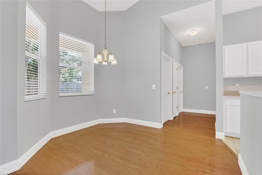 合同活跃: $419,900 (4 贝兹, 2 浴室, 2304 平方英尺)