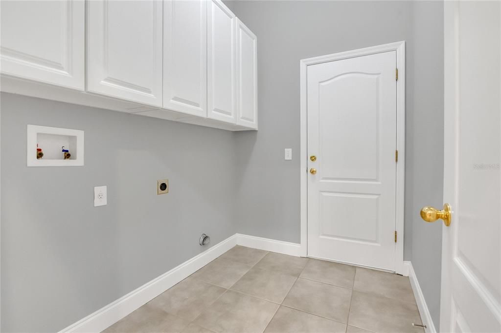 合同活跃: $419,900 (4 贝兹, 2 浴室, 2304 平方英尺)