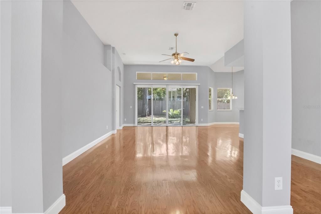 合同活跃: $419,900 (4 贝兹, 2 浴室, 2304 平方英尺)