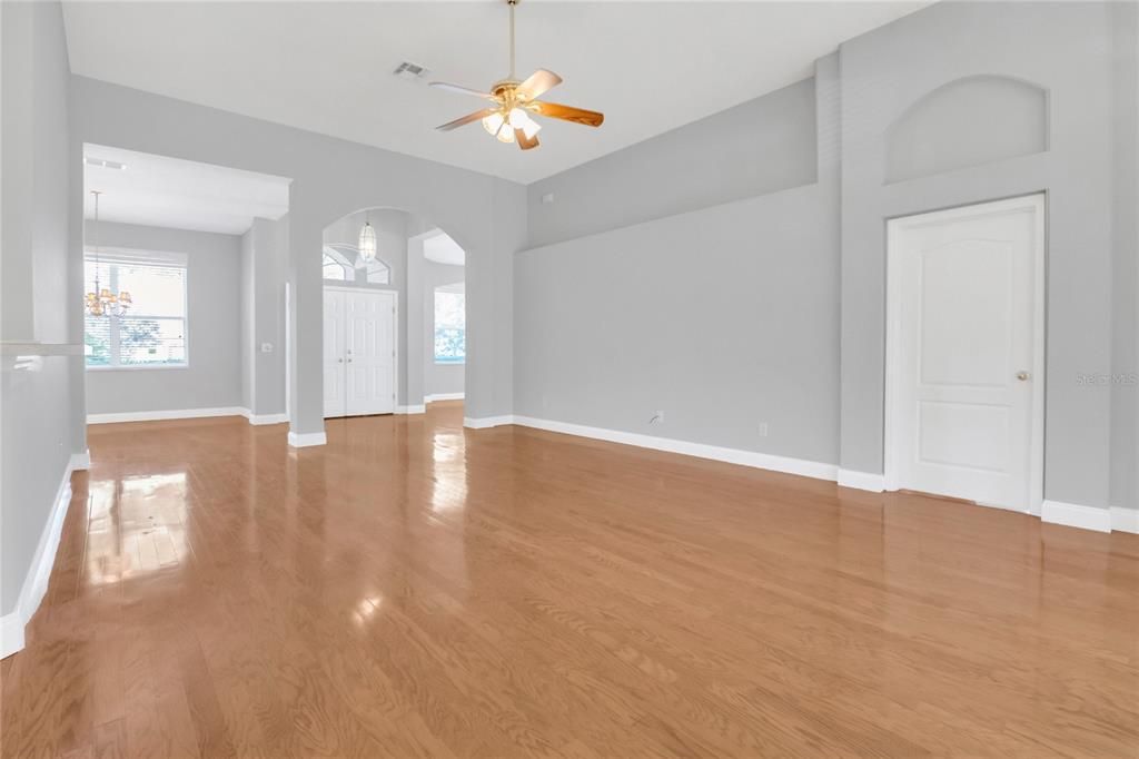 合同活跃: $419,900 (4 贝兹, 2 浴室, 2304 平方英尺)