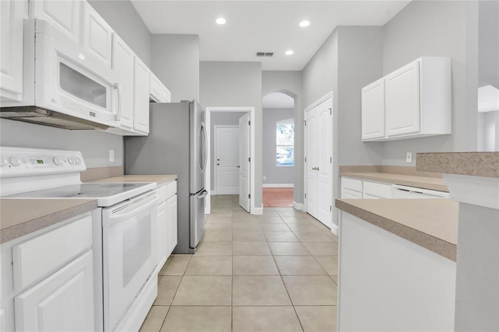 合同活跃: $419,900 (4 贝兹, 2 浴室, 2304 平方英尺)