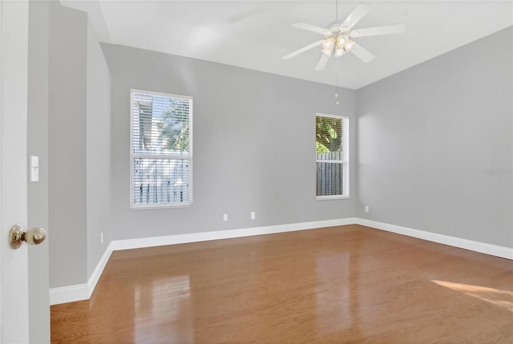 合同活跃: $419,900 (4 贝兹, 2 浴室, 2304 平方英尺)