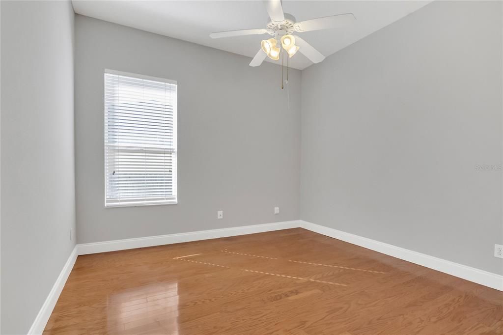 合同活跃: $419,900 (4 贝兹, 2 浴室, 2304 平方英尺)