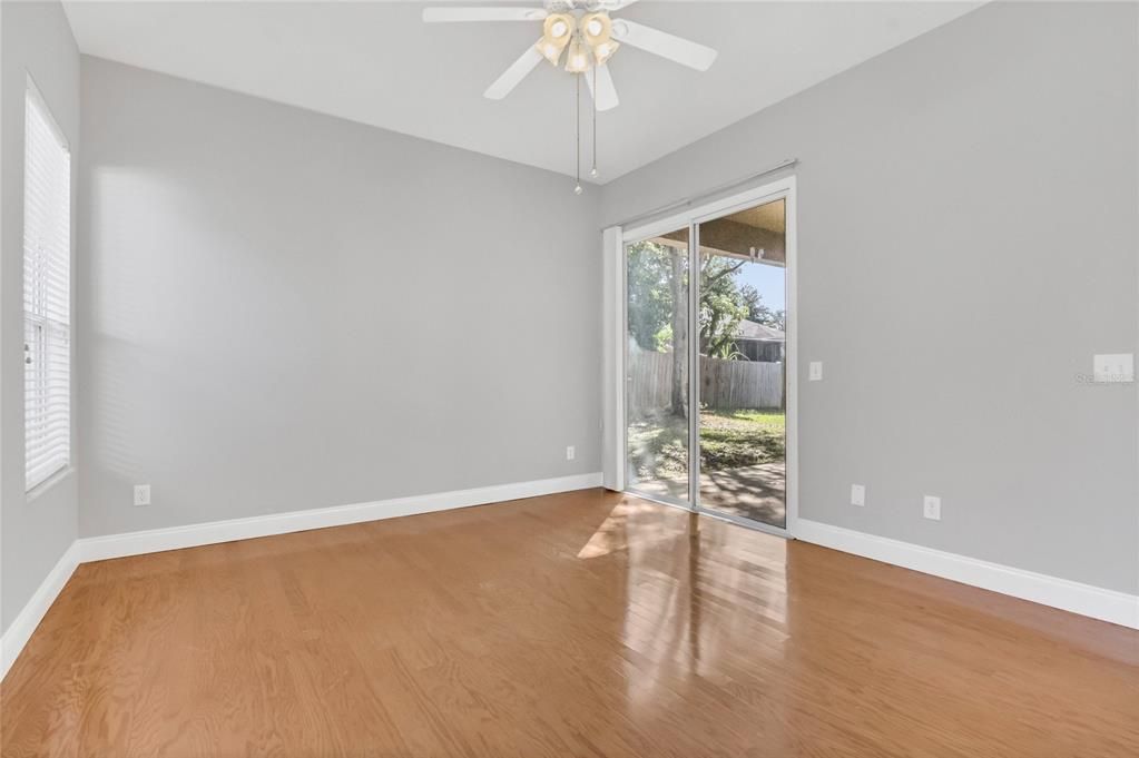 合同活跃: $419,900 (4 贝兹, 2 浴室, 2304 平方英尺)