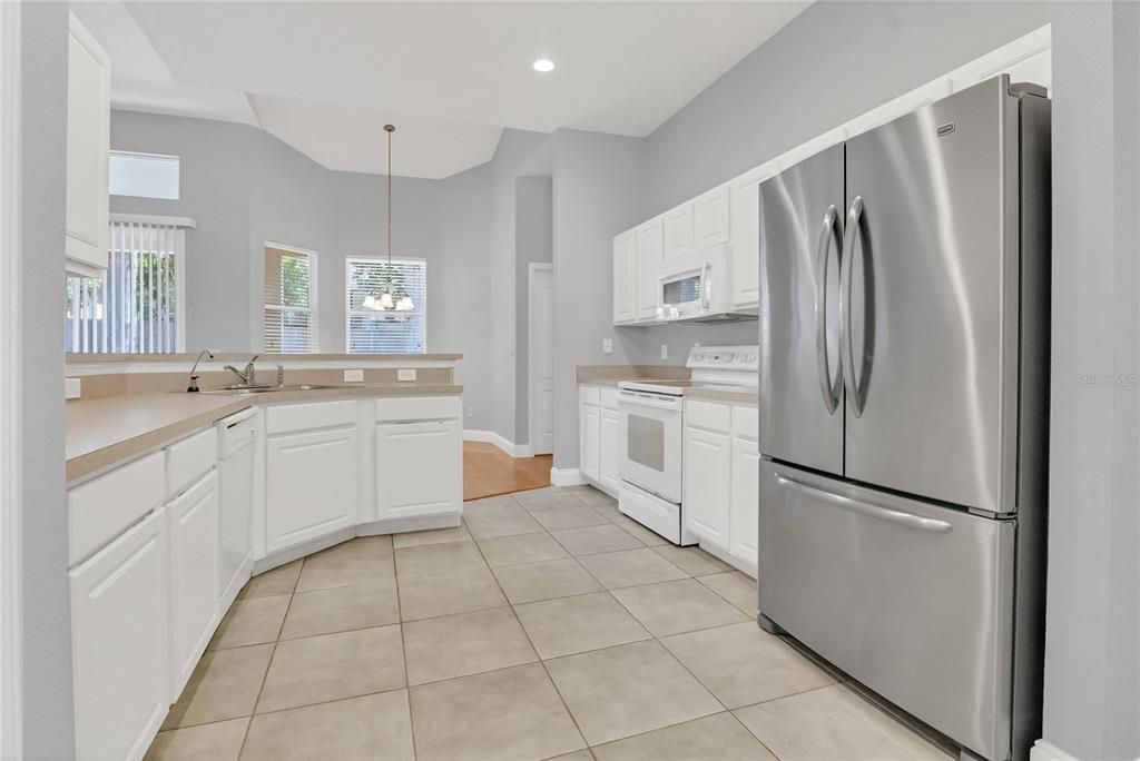 合同活跃: $419,900 (4 贝兹, 2 浴室, 2304 平方英尺)