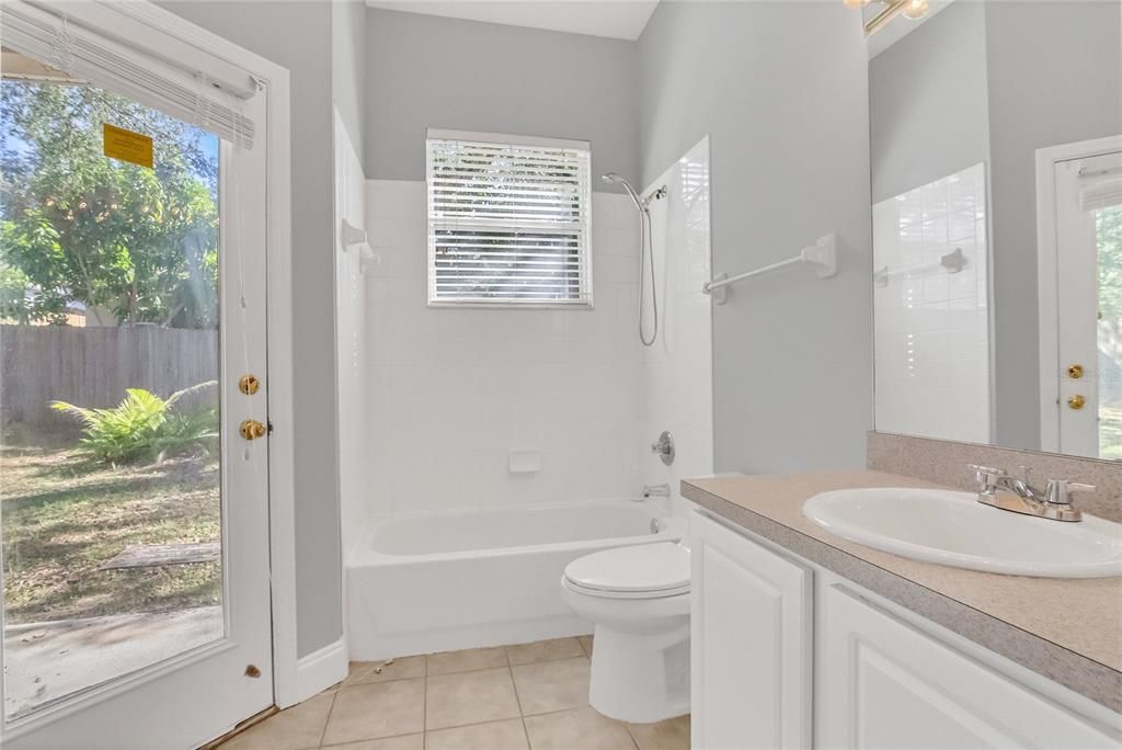 合同活跃: $419,900 (4 贝兹, 2 浴室, 2304 平方英尺)